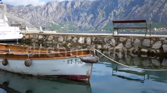 一艘古老的小船在黑山科托尔湾的海面上慢慢移动视频的预览图