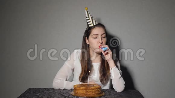 独自一人的女孩庆祝节日他独自坐在一张桌子旁桌上放着蛋糕和蜡烛视频的预览图