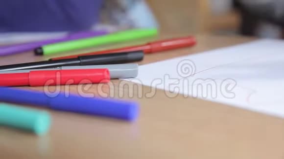 幼儿用彩色毡尖笔作画视频的预览图