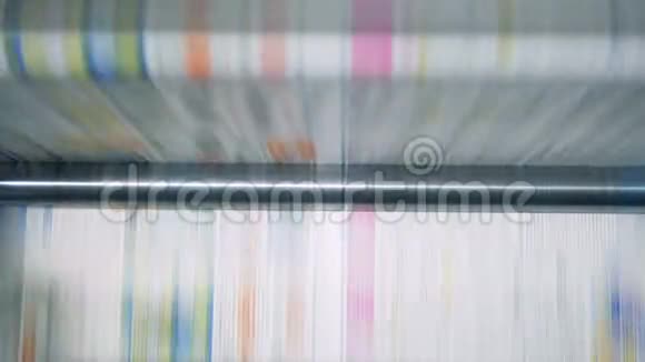 滚动输送机在印刷办公室工作印刷纸视频的预览图