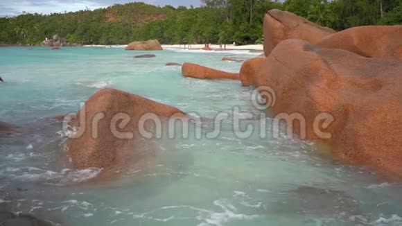 塞舌尔普拉斯林岛波浪在大石头上翻滚热带海岛豪华度假旅游休闲度假视频的预览图