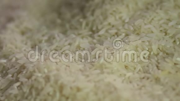 女农民手里拿着高品质的白米饭农业饮食视频的预览图