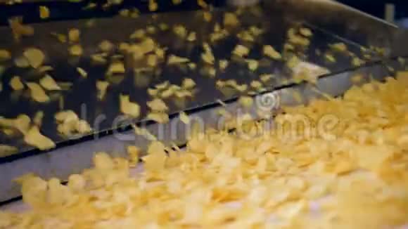 炸薯片掉进工厂的工业传送带视频的预览图