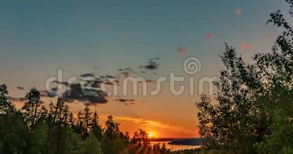 美丽的黄昏日落景观跨越时间森林和河流在远处视频的预览图