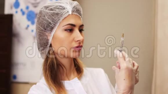 一名妇女正在准备注射用注射器视频的预览图