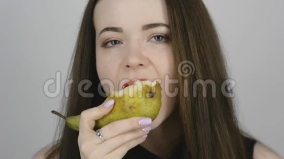 一位正在吃绿梨的美女特写镜头视频的预览图