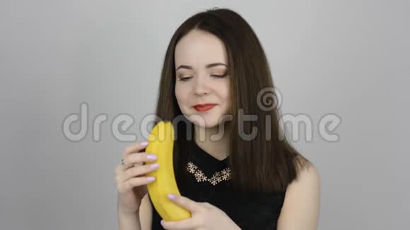 迷人的年轻女人打扫和吃香蕉视频的预览图