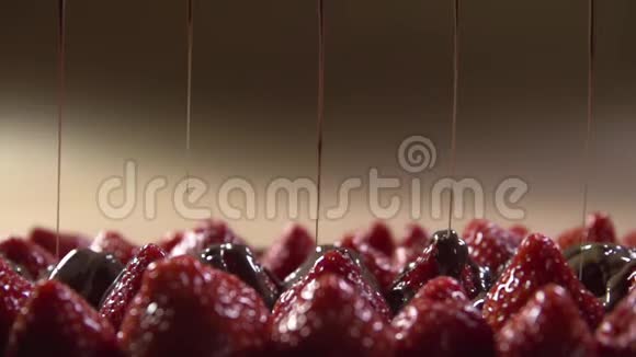 厚厚的液体巧克力洒在新鲜草莓的顶部视频的预览图