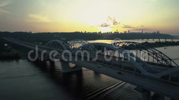空中镜头日落时分在基辅桥附近飞行视频的预览图