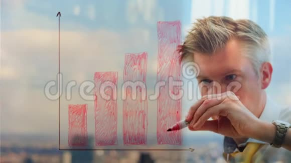 一个商人在窗户上画一张图表的反射视频的预览图