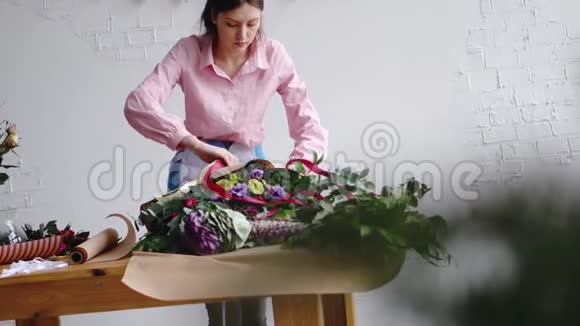 女花店包着一束花视频的预览图