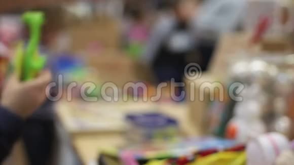 分散注意力的孩子玩游戏与漂亮的彩色玩具儿童活动中心视频的预览图