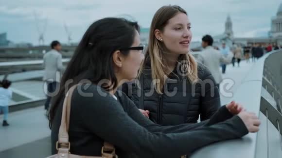 伦敦千禧桥上的女朋友城市之旅观光视频的预览图