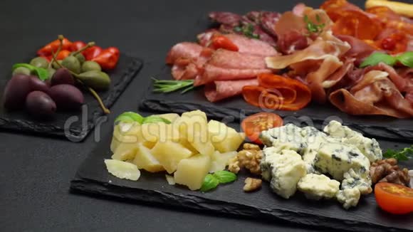 各种意大利食品奶酪香肠和西红柿视频的预览图