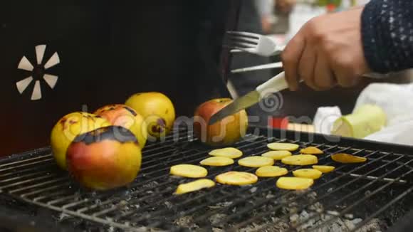 在户外家庭烧烤烧烤时准备薯片和烹饪苹果特写视频的预览图