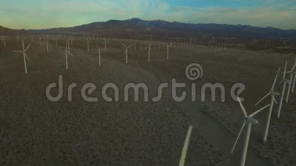 风力涡轮机空中飞行视频的预览图