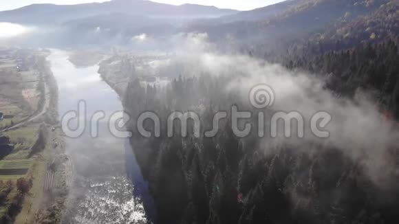 喀尔巴阡山秋景山坡上的河流丘陵和针叶林上午视频的预览图