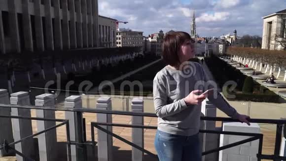 旅游小姐看比利时布鲁塞尔市的景点视频的预览图