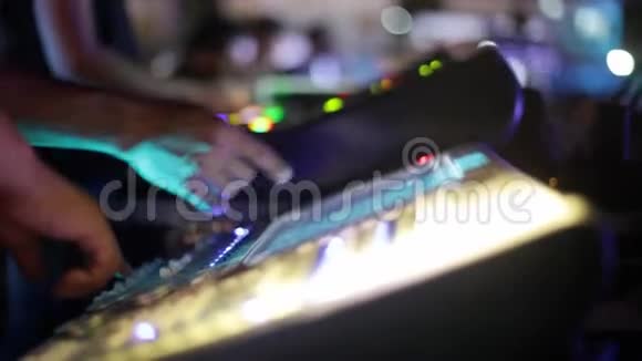年轻的DJ正在将音乐与专业的转盘和模糊的bokeh灯混合在一起1920x1080视频的预览图