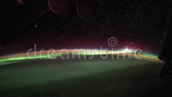 从空间站起飞的飞越地球表面飞行北极光和地狱之星视频的预览图