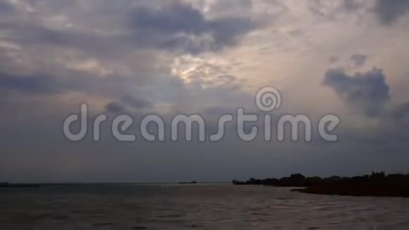 4K时间流逝海面上乌云密布秋天的风船视频的预览图