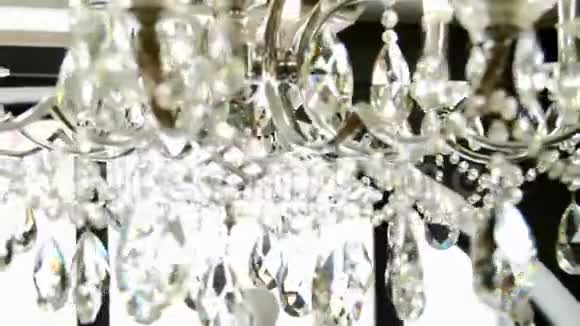 吊灯上挂着水晶般的灯光视频的预览图
