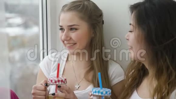 朋友休闲女孩聊天喝酒伴侣生活方式视频的预览图