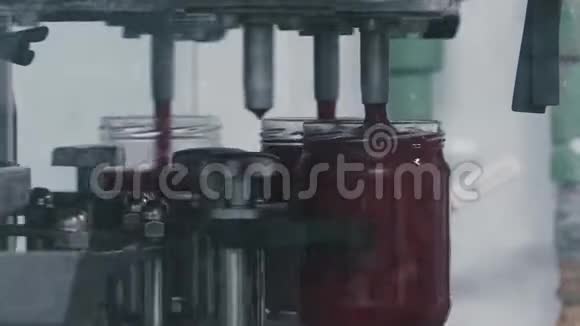 玻璃瓶中番茄酱的生产视频的预览图