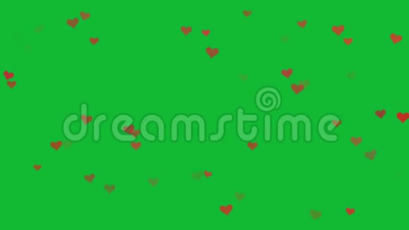 浪漫的红心在绿色的背景下飞翔视频的预览图