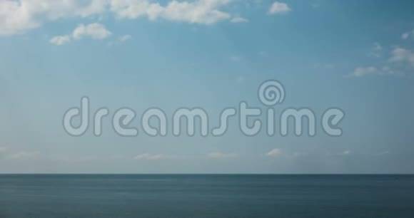 夏日宜人的海景碧波荡漾蓝天白云地平线海洋视频的预览图