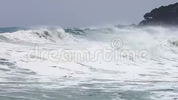 春天西班牙海岸的巨浪在科斯塔布拉瓦靠近帕拉莫斯视频的预览图