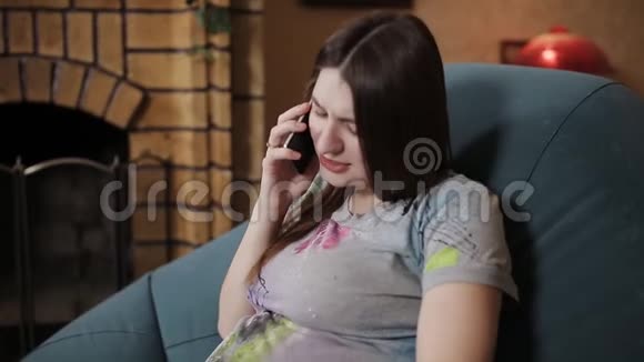 孕妇在家打电话感觉宝宝在踢视频的预览图
