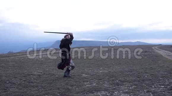 日落时分骑士在群山的映衬下击剑视频的预览图