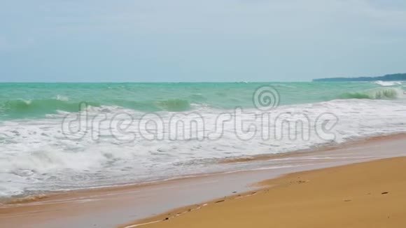 岛上的热带海滩海浪在沙滩上慢慢地破碎旅游和旅游视频的预览图