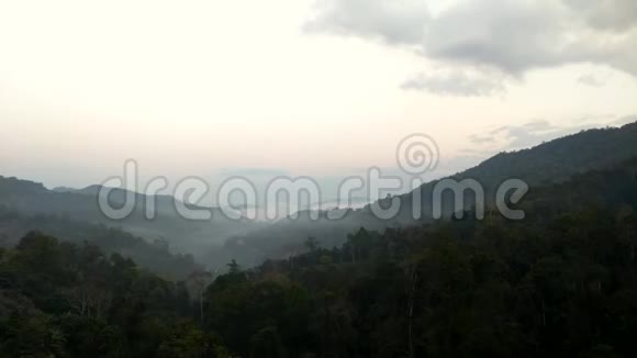 随着时间的推移雾气穿过泰国山谷视频的预览图
