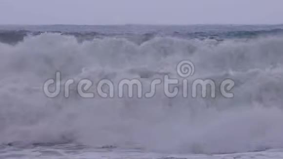 春天西班牙海岸的巨浪在科斯塔布拉瓦靠近帕拉莫斯视频的预览图