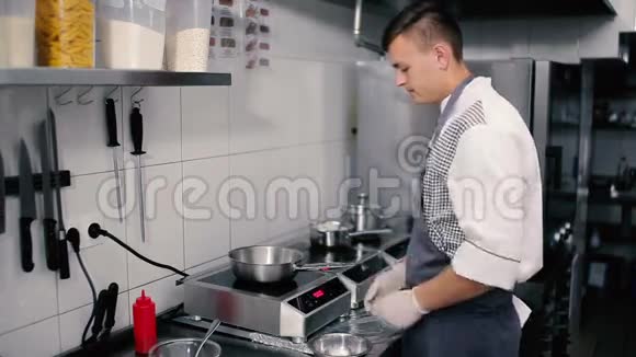 厨师放入一锅冻虾视频的预览图