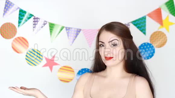 派对生日快乐为庆祝做装饰有趣的女孩微笑眨眼手里拿着盘子太有趣了肖像视频的预览图