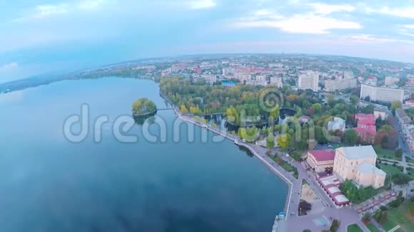 从鸟瞰美丽的城市堤岸和蓝色湖泊鸟瞰泰诺皮尔乌克兰视频的预览图