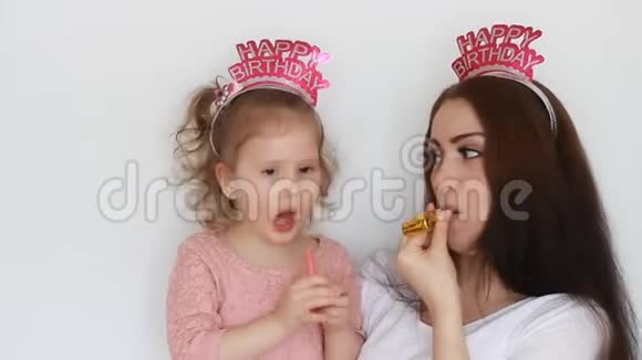 母子俩吹党角笑嘻嘻玩得开心笑欢歌生日快乐一个女人和她的女儿视频的预览图