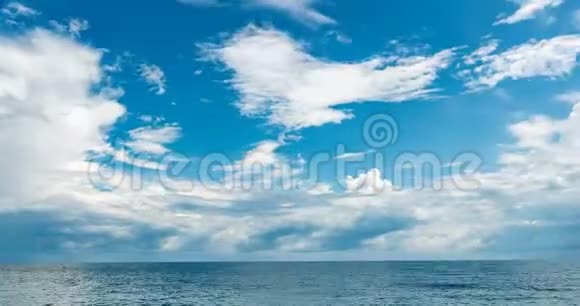 4K海洋和蓝天的流逝白云的演变和形状的改变动态的天气美丽的海景视频的预览图