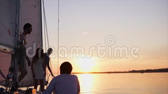 日落时分一个人从游艇上跳进河里视频的预览图