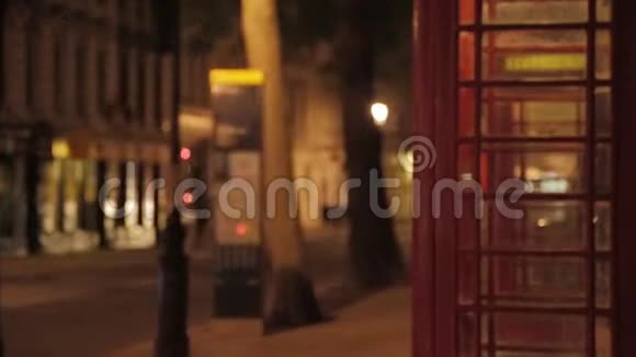 伦敦大街在晚上进出焦点视频的预览图