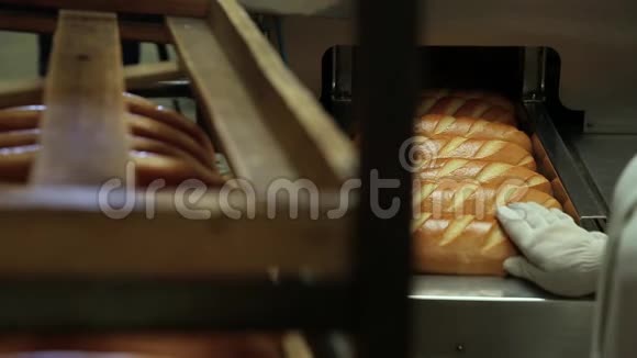 切割面包的机器视频的预览图
