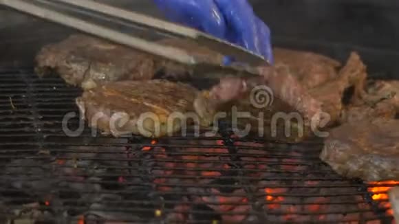 美味的牛排在燃烧的烤架上作响视频的预览图