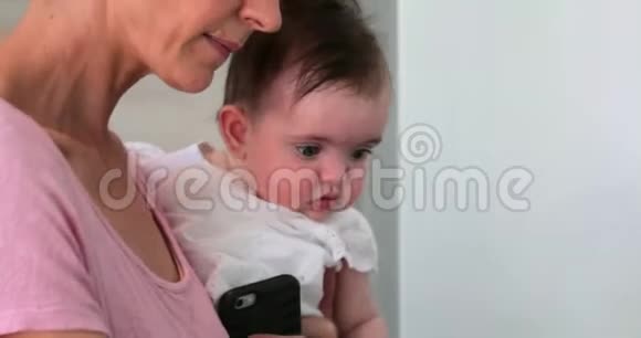 妈妈抱着她的宝贝女儿视频的预览图