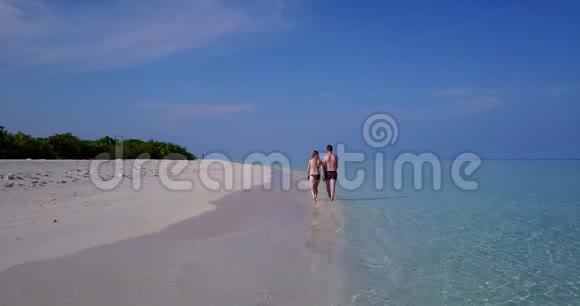 V03887飞机飞行无人机观马尔代夫白色沙滩2人年轻夫妇浪漫爱情阳光明媚视频的预览图