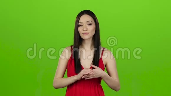 女孩在电视上领导一个新闻专栏绿色屏幕慢动作视频的预览图