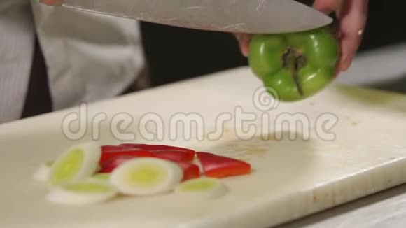 专业厨师切蔬菜视频的预览图