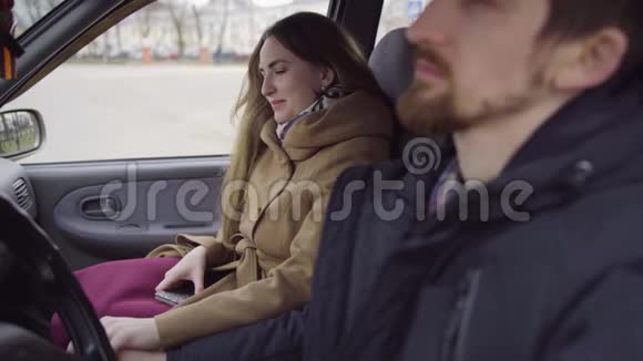年轻夫妇在车里和解了视频的预览图